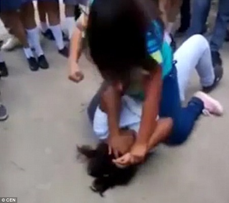 Real Schoolgirl Pin Fight