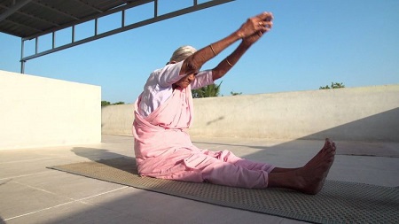 Impossible: You Won't Believe That This Woman Who Strikes Difficult Yoga  Poses is Already 98 Years Old