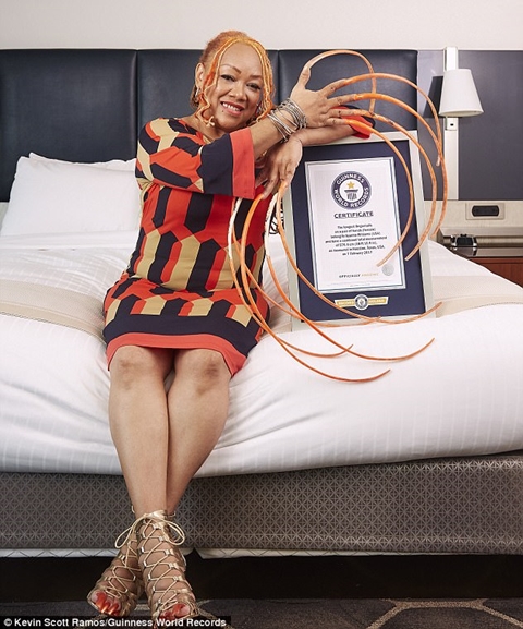 Lady Who Spent 23 Years Growing Her Nails Crowned The 2018 Woman With Longest Fingernails Photos