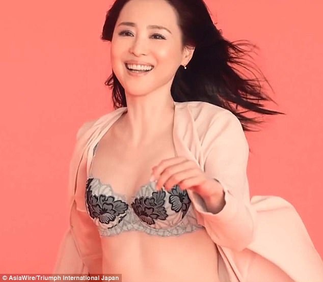 Meet the Stunning 55-year-old Model and Singer Who Looks Like a 20-year-old  (Photos)