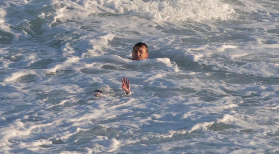 Dramatic Moment Lifeguards Dived Inside The Sea To Rescue Drowning