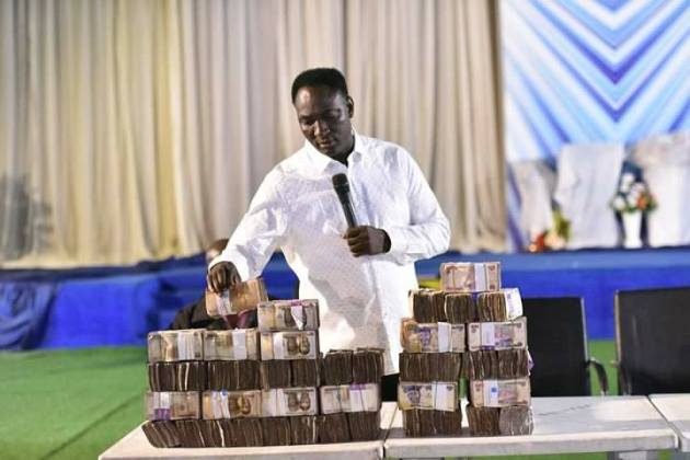 Pastor Shares N30Million To Church Members To Celebrate Christmas