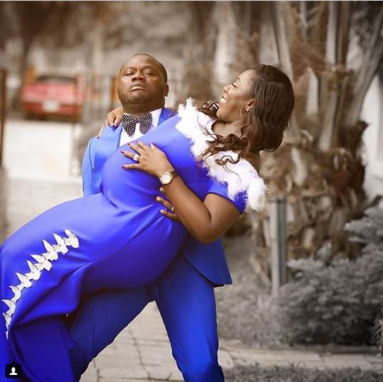 Photo Shoot Turns War As Man Struggles To Carry His Pregnant Wife In Maternity Photos %Post Title