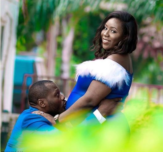 Photo Shoot Turns War As Man Struggles To Carry His Pregnant Wife In Maternity Photos %Post Title