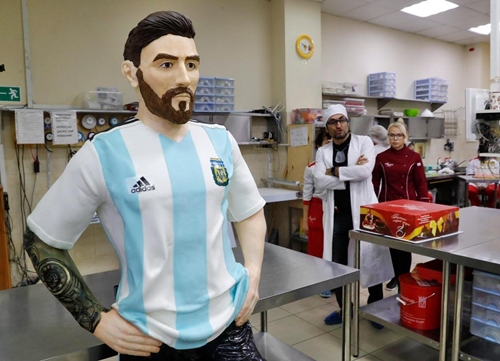 World Cup: Lionel Messi Honoured By Russians In Giant Chocolate Cake for 31st Birthday (Photos)