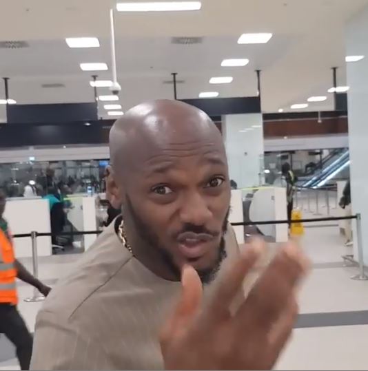 2face Idibia Shades Nigerian Government After Landing At Ghana's Beautiful Airport (Video)