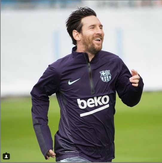 Lionel Messi All Smiles As He Returns To Training After Breaking His Arm (Photo) 
