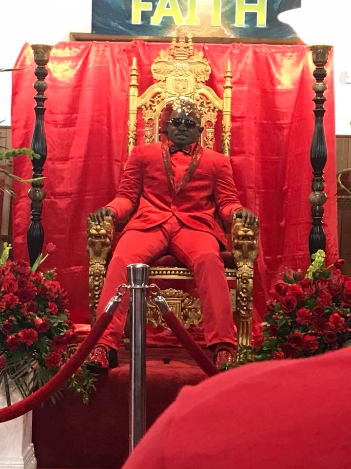 Incredible : Dead Man Spotted Sitting On A Throne Like A King At His Funeral ( See Photos) 