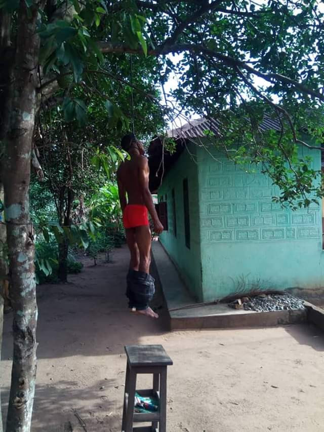 Young Man Commits Suicide By Hanging In Anambra (Graphic Photos) .