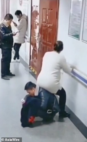 Man turns himself into a human chair for his pregnant wife