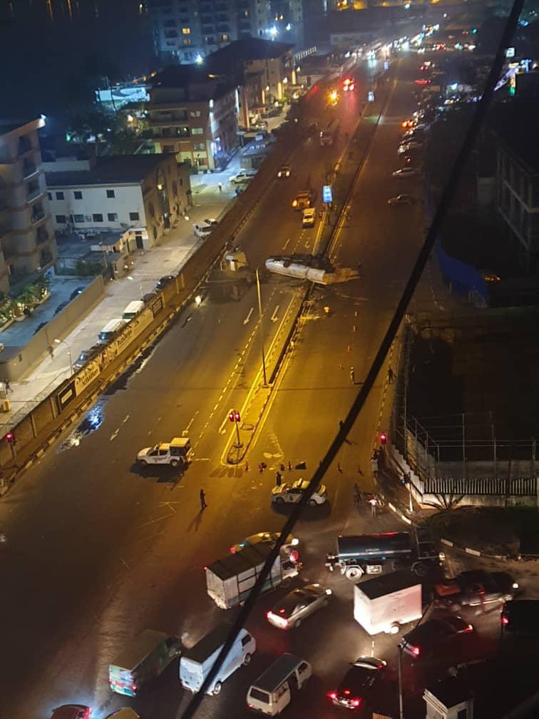 Truck falls VI Lagos
