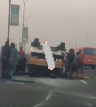 bus tumbles 3rd mainland bridge