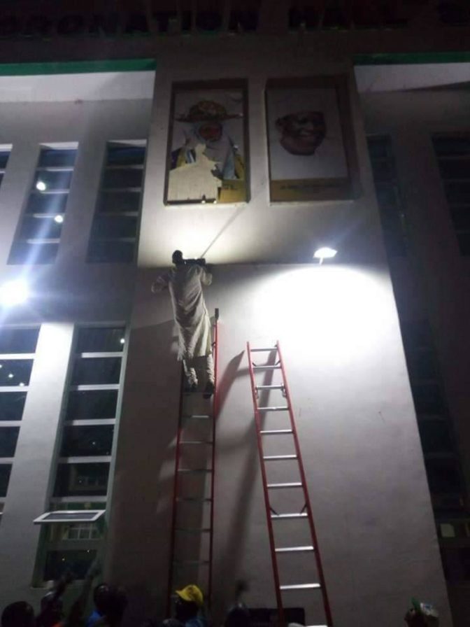 Ganduje's Supporters Destroy Emir Of Kano's Portrait At Government House