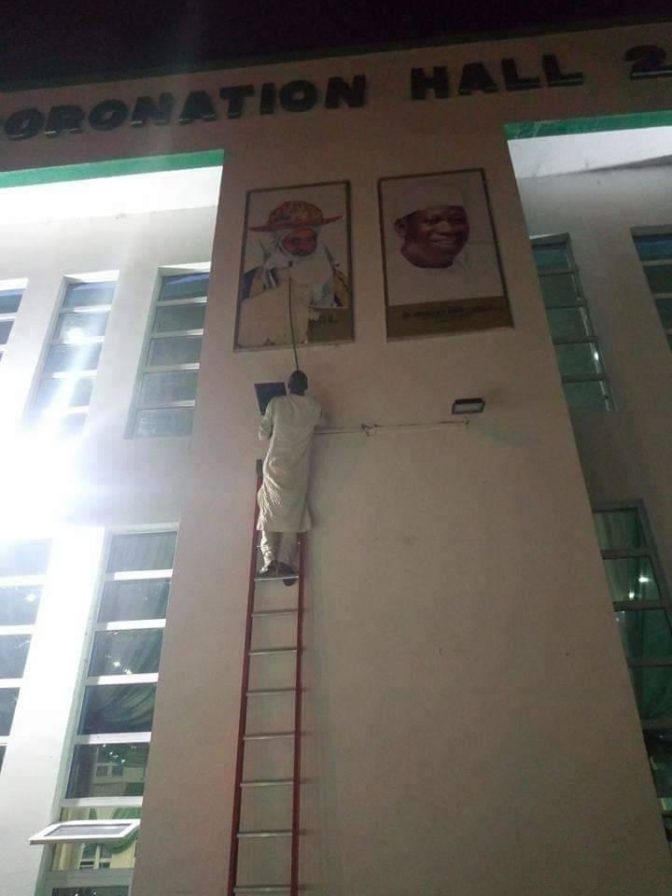 Ganduje's Supporters Destroy Emir Of Kano's Portrait At Government House