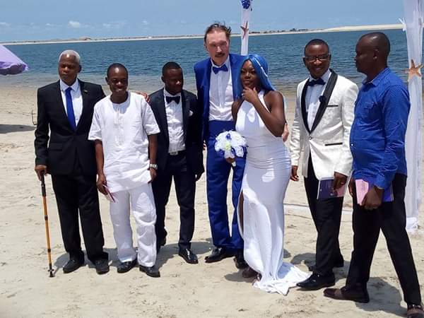 Photos Of 21-year-old Nigerian Woman Getting Married To A White Man In Lagos 