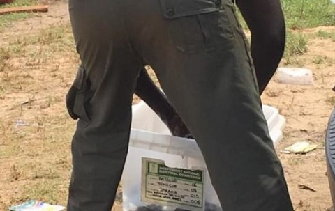 Policeman uses ballot box to wash uniform