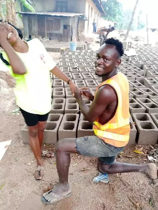 Bricklayer proposes to his girlfriend