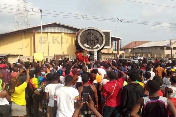 Photos Of Women And Youths Protesting Lockdown Extension In Delta, One Shot
