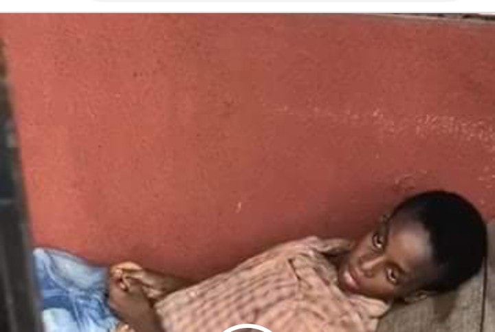 The woman's little boy lean following the dry fasting