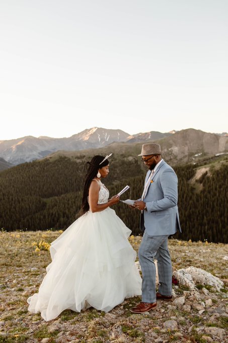 The wonderful couple wedded on top 12ft-high mountain