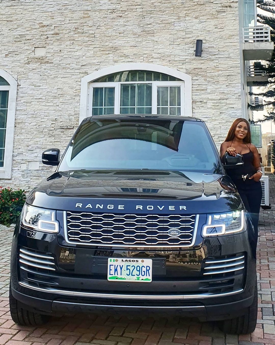 Linda Ikeji Shows Off 2020 Range Rover Autobiography Car She Just Bought (Photos)