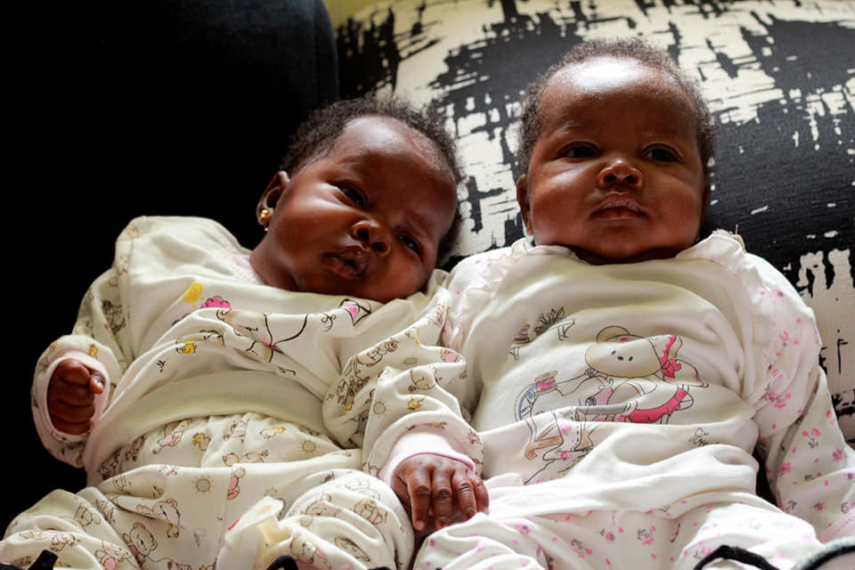 Nigeria : ils accueillent des jumeaux après 27 ans de mariage