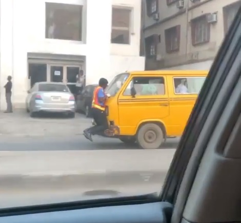 Policeman hangs on bus' bonnet after disagreement with driver