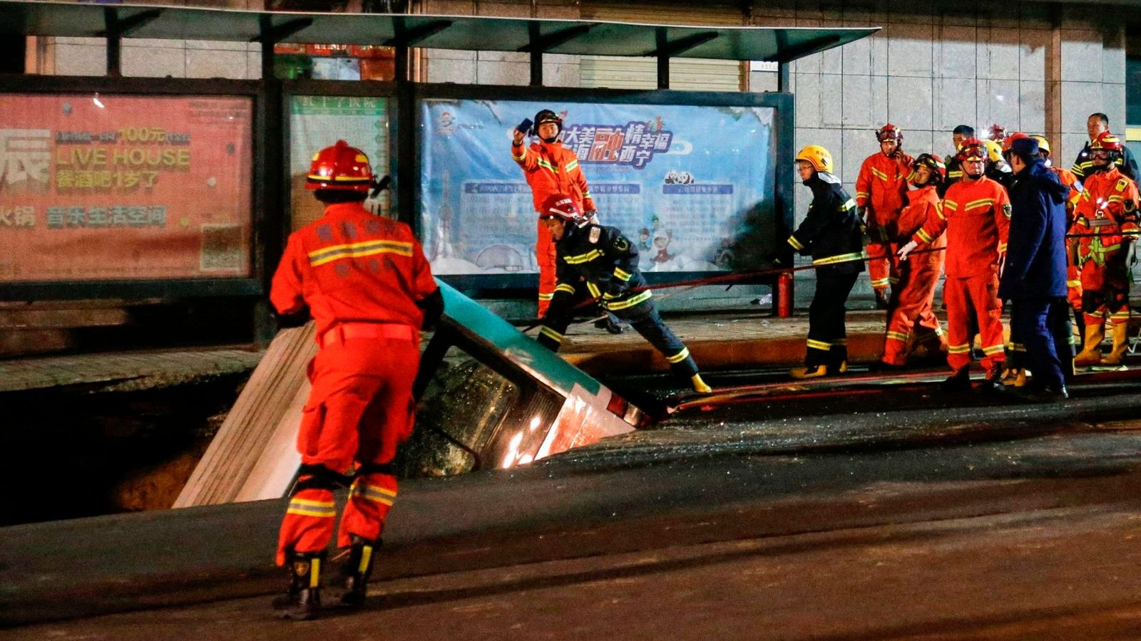 Sinkhole in China killed six persons