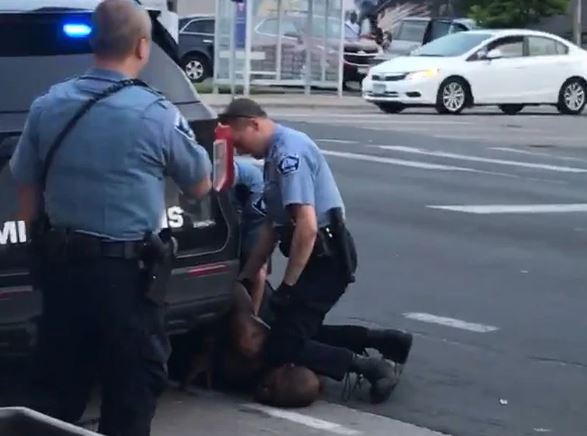 The police officer choked the black man to death with his knee