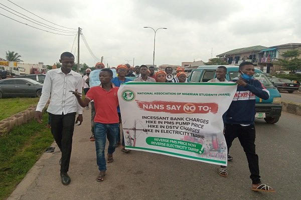 Nigerians protesting in Osun state over hike in fuel and electricity 