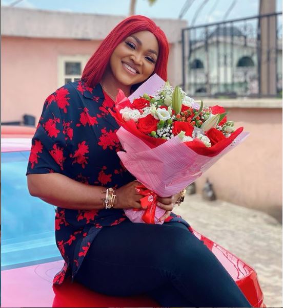 Mercy Aigbe receives flower from mystery man