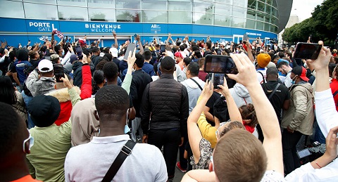 PSG fans at the airport waiting for Messi