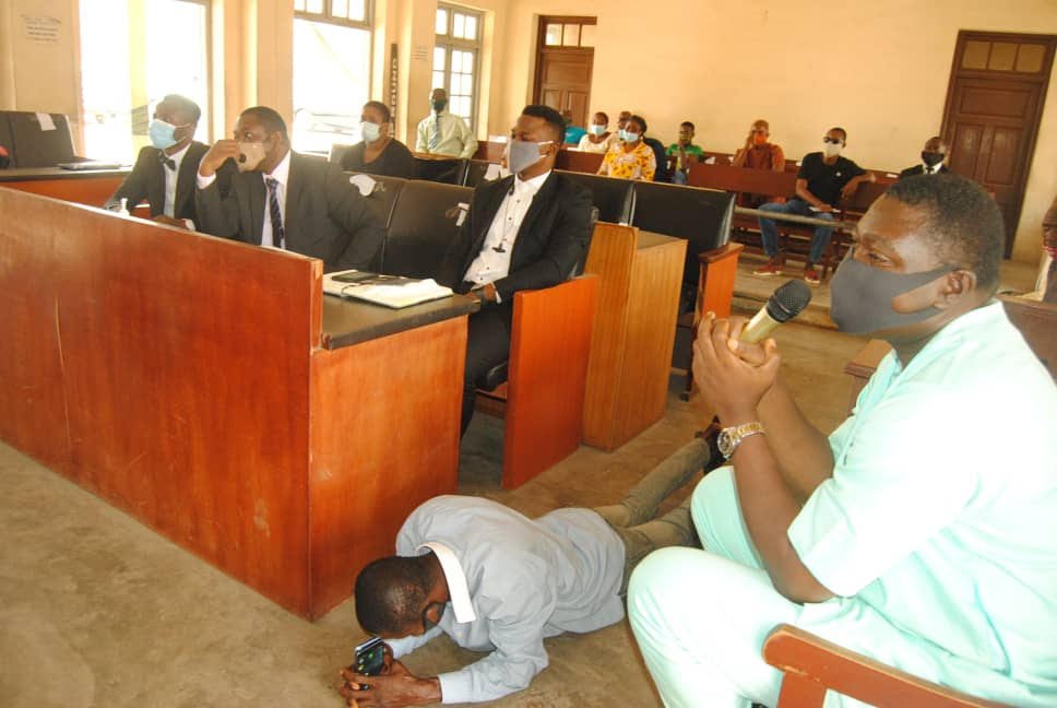 The policeman prostrated begging for mercy