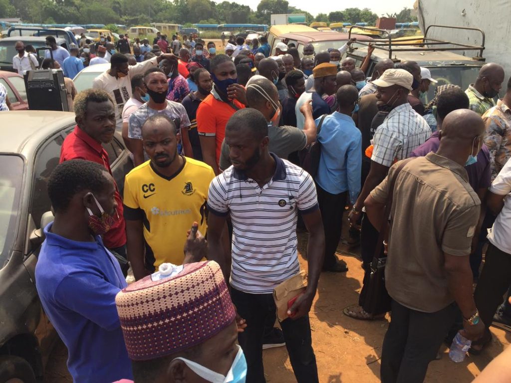 The crowd shunned coronavirus protocol 