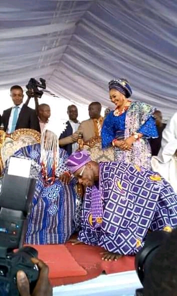 Obasanjo prostrates before the Agura