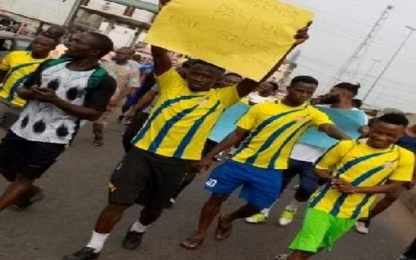 Sunshine players protest