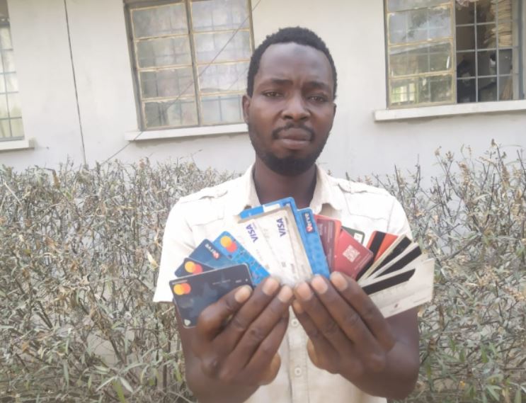 man  Police Arrest Serial Fraudster Who Specialises In Swapping ATM Cards And Withdrawing Money From Victims’ Bank Accounts « CmaTrends kaa2