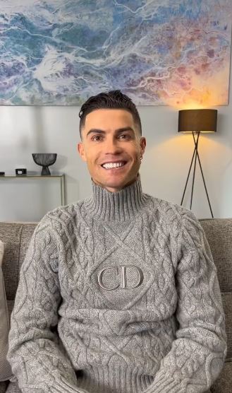 The sweatshirt Christian Dior worn by Cristiano Ronaldo on his account  Instagram @cristiano