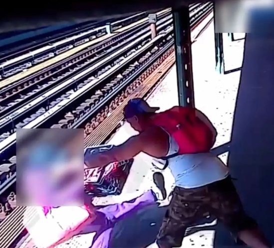 Policía busca a hombre que empujó a mujer a las vías del metro del Bronx (video)