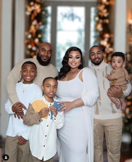 Polyandrous relationship