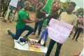 Love In The Air! Nigerian Man Proposes To His Girlfriend During #EndSARS Protest (Photos)