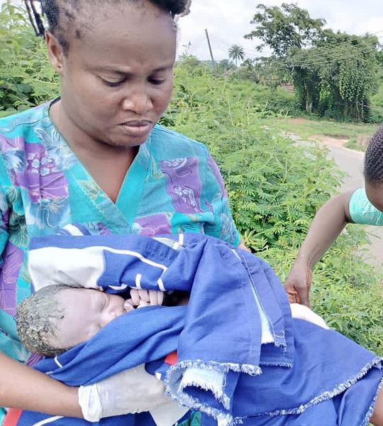 Lady Goes Into Labour And Welcomes Her Child On The Road In Ekiti